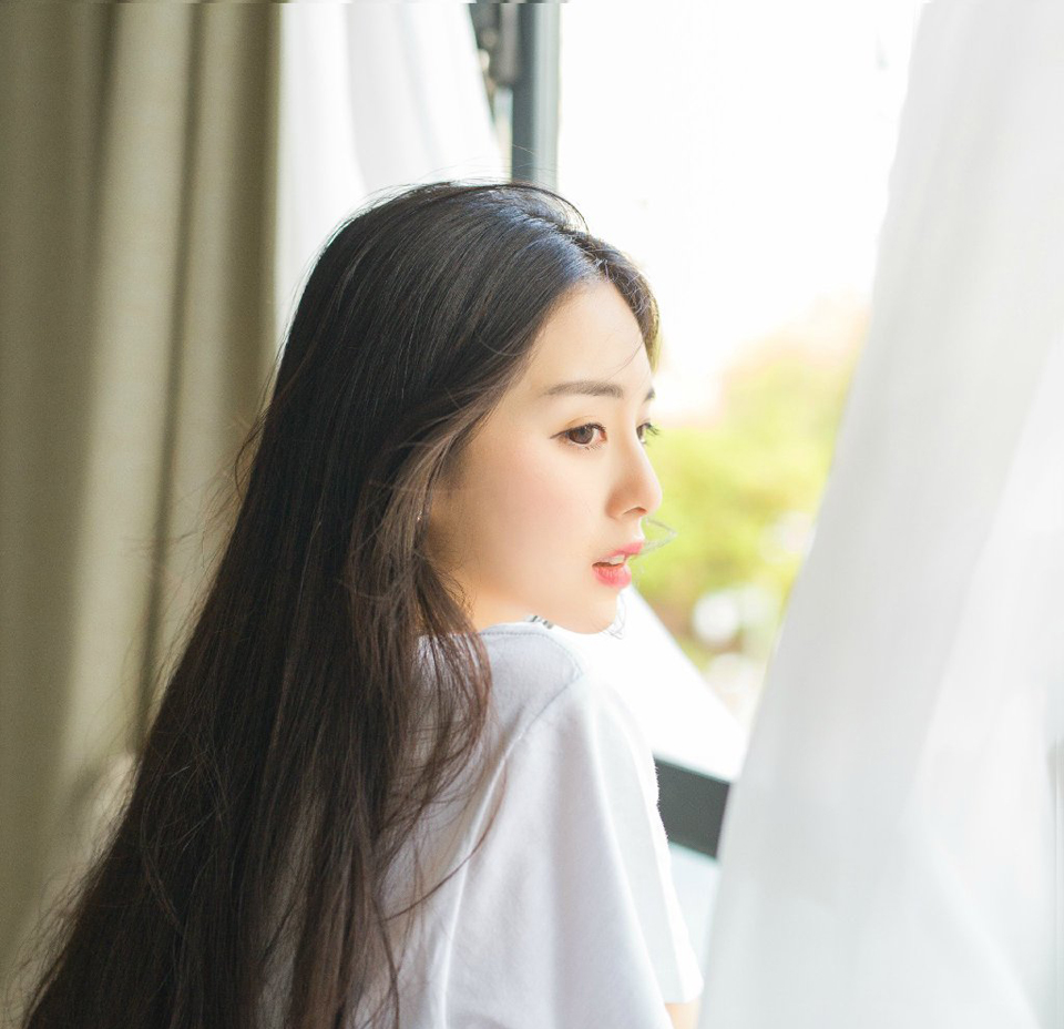 “那庞统真的如此厉害？”马谡疑惑的看向诸葛亮，庞统的名字他自然也听过，随着庞统出仕吕布，一些黑历史也渐渐被挖出来，那对于荆襄世家来说，并不是一件好事，当初庞统初出茅庐，欲见刘表，却因为长得太丑，连刘表的面都没有见到，恰逢吕玲绮在荆州横行，被蔡瑁所困，正是因为庞统相助，才得以脱困，然后不知怎么的，就跑去了西域，创下了不小的功业，而后在冀州时正式效忠吕布，助吕布推广均田，也是从那时候开始，荆州庞家，因为庞统的原因开始遭到排斥，声势大不如前，这两年更是销声匿迹。